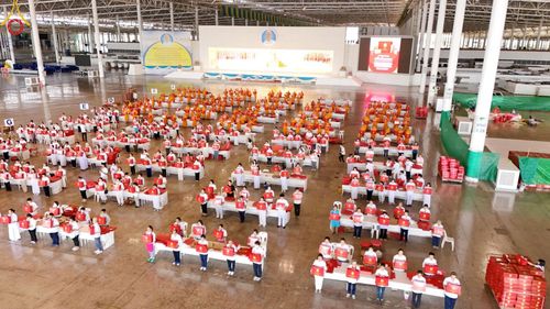 ภาพ No.210906:วันที่ 15 มีนาคม พ.ศ. 2568  บุญบรรจุกล่องไทยธรรม เพื่อถวายแด่พระสังฆาธิการ 40,000 กว่าวัดทั่วไทย ในวันคุ้มครองโลก 22 เมษายน พ.ศ. 2568