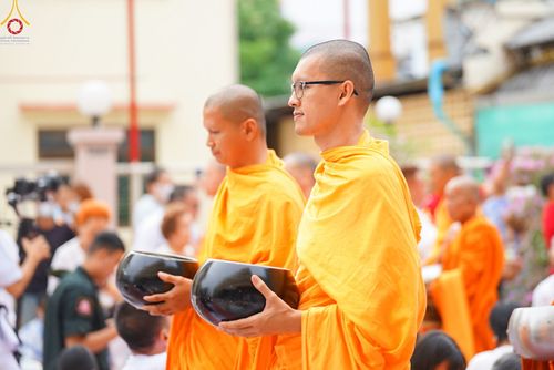 ภาพ No.85930:ตักบาตรพระนานาชาติ 10,000 รูป ใจกลางนครหาดใหญ่ จ.สงขลา วันอาทิตย์ที่ 20 สิงหาคม พ.ศ. 2566