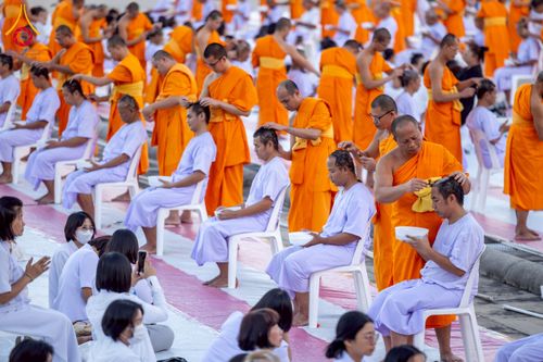 ภาพ No.274782:วันอาทิตย์ที่ 30 พฤศจิกายน พ.ศ. 2568 พิธีปลงผม โครงการอุปสมบทบูชาธรรมมหาปูชนียาจารย์ ปี 2568 ณ ลานธรรมพระมหาธรรมกายเจดีย์ ฝั่งทิศตะวันตก ระหว่างวิหารคดหมายเลข 8 และ 9 วัดพระธรรมกาย