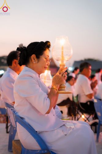 ภาพ No.112203:พิธีจุดประทีปถวายเป็นพุทธบูชา และบูชาธรรมมหาปูชนียาจารย์ พระมงคลเทพมุนี(สด จนฺทสโร) ในโครงการธรรมยาตรา กตัญญูบูชา มหาปูชนียาจารย์ พระมงคลเทพมุนี(สด จนฺทสโร) พระผู้ปราบมาร อนุสรณ์สถาน 7 แห่ง ปีที่ 12 วันที่ 14 มกราคม พ.ศ. 2567 ณ วัดสองพี่น้อง อ.สองพี่น้อง
