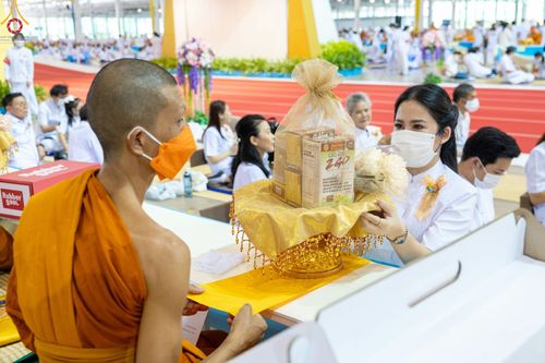 ภาพ No.85395:พิธีถวายมหาสังฆทานคณะสงฆ์ 2000 กว่าวัดทั่วประเทศปีที่ 23, พิธีถวายไทยธรรมคณะสงฆ์ 323 วัด 4 จังหวัดชายแดนภาคใต้, พิธีมอบปัจจัยช่วยเหลือครู 4 จังหวัดชายแดนภาคใต้ ณ สภาธรรมกายสากล วัดพระธรรมกาย ในวันสมาธิโลก อาทิตย์ที่ 6 สิงหาคม พ.ศ. 2566