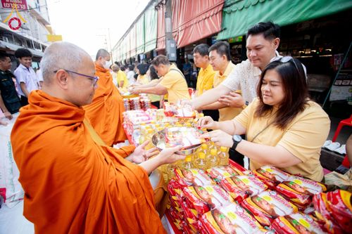 ภาพ No.180321:พิธีทำบุญตักบาตร ข้าวสารอาหารแห้ง แด่คณะสงฆ์ 99 รูป เนื่องในวันพ่อแห่งชาติ ปีที่ 50 ณ ศูนย์การค้าตลาดรังสิต ซ.รังสิต-ปทุมธานี 5 วันที่ 5 ธันวาคม พ.ศ. 2567