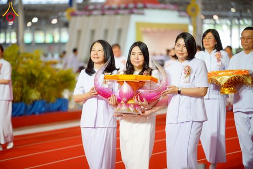 ภาพ No.215421:วันอาทิตย์ต้นเดือนที่ 6 เมษายน พ.ศ. 2568 ขบวนอัญเชิญผ้าป่าสมทบ มหาสังฆทาน 40,000 กว่าวัดทั่วประเทศ ณ สภาธรรมกายสากล วัดพระธรรมกาย