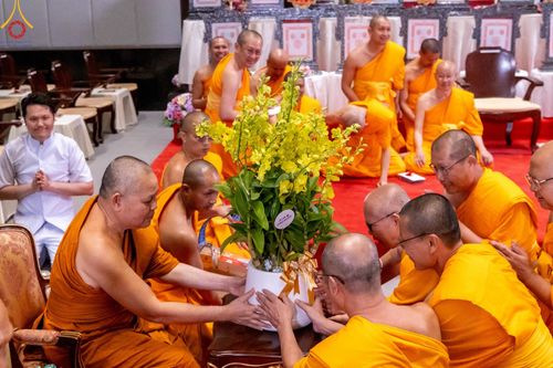 ภาพ No.123271:พิธีพระราชทานสัญญาบัตร พัดยศ และผ้าไตร แด่พระสงฆ์ในเขตปกครองคณะสงฆ์หนกลาง ณ วัดพระศรีมหาธาตุ เขตบางเขน กรุงเทพมหานคร และพิธีมุทิตาสักการะพระสังฆาธิการ ผู้ได้รับเลื่อนและตั้งสมณศักดิ์ ตามพระบรมราชโองการ ณ วัดพระธรรมกาย ในวันที่ 4 กุมภาพันธ์ พ.ศ. 2567