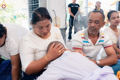 ภาพ No.133475:พิธีขอขมารับผ้าไตร, พิธีบรรพชาสามเณร, สามเณรออกบิณฑบาต ในโครงการบรรพชาสามเณร ฟื้นฟูพระพุทธศาสนาทั่วไทย  ณ ศูนย์ปฏิบัติธรรม และอบรมเยาวชนเมืองยะลา วันที่ 3 เมษายน พ.ศ. 2567