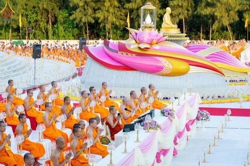 ภาพ No.192676:พิธีจุดประทีปถวายเป็นพุทธบูชา และบูชาธรรมมหาปูชนียาจารย์ ณ อนุสรณ์สถานคลองบางนางแท่น อ.สามพราน จ.นครปฐม ในโครงการธรรมยาตรา กตัญญูบูชา มหาปูชนียาจารย์ พระมงคลเทพมุนี(สด จนฺทสโร) พระผู้ปราบมาร อนุสรณ์สถาน 7 แห่ง ปีที่ 13 วันที่ 10 มกราคม พ.ศ. 2568