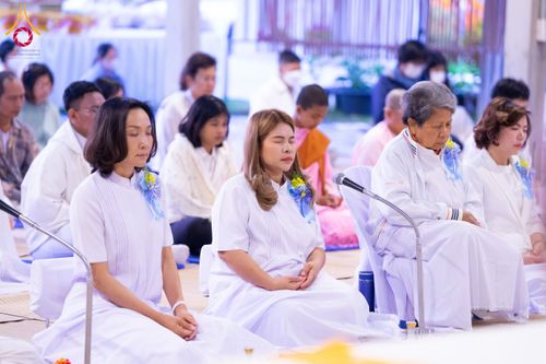 ภาพ No.194935:พิธีถวายภัตตาหารเป็นสังฆทาน แด่พระธรรมยาตรา ณ อนุสรณ์สถานมหาวิหารพระมงคลเทพมุนี (โลตัสแลนด์) อ.สองพี่น้อง จ.สุพรรณบุรี ในโครงการธรรมยาตรา กตัญญูบูชา มหาปูชนียาจารย์ พระมงคลเทพมุนี(สด จนฺทสโร) พระผู้ปราบมาร แห่ง ปีที่ 13 วันที่ 14 มกราคม พ.ศ.2568