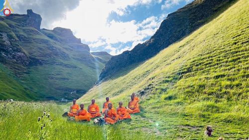 ภาพ No.148829:คณะสงฆ์และสามเณร วัดพระธรรมกายแมนเชสเตอร์  สหราชอาณาจักร จัดเดินธรรมยาตราที่ Peak District National Park , New Mills central , Upper Derwent Visitor Centre, Hope Valley วันอังคารที่ 6 สิงหาคม พ.ศ. 2567