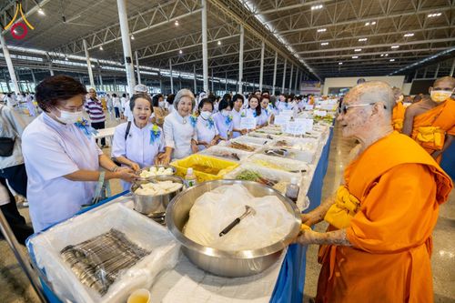 ภาพ No.120640:พิธีถวายภัตตาหารเป็นสังฆทาน แด่คณะพระธรรมยาตรา ปีที่ 12 วันที่ 29 มกราคม พ.ศ. 2567 ณ สภาธรรมกายสากล วัดพระธรรมกาย