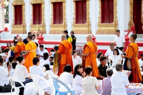 ภาพ No.234413:วันพฤหัสบดีที่ 24 กรกฎาคม พ.ศ. 2568 พิธีถวายสังฆทานแก่คณะสงฆ์ 323 วัด , พิธีมอบกองทุนหนุนแรงใจช่วยครูใต้ , พิธีทำบุญส่วนกุศลแด่ผู้วายชนม์ ในเหตุการณ์ความไม่สงบ 4 จังหวัด ชายแดนภาคใต้ (ปัตตานี , ยะลา , นราธิวาส , สงขลา) ปีที่ 21 ครั้งที่ 179 ณ วัดเวฬุวัน 