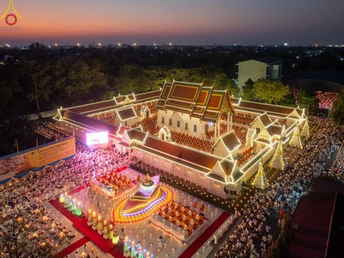 ภาพ No.197179:พิธีจุดประทีปถวายเป็นพุทธบูชา และบูชาธรรมมหาปูชนียาจารย์ ณ วัดโบสถ์(บน) ตำบลบางคูเวียง อำเภอบางกรวย จังหวัดนนทบุรี ในโครงการธรรมยาตรา กตัญญูบูชา มหาปูชนียาจารย์ พระมงคลเทพมุนี(สด จนฺทสโร) พระผู้ปราบมาร อนุสรณ์สถาน 7 แห่ง ปีที่ 13 วันที่ 18 มกราคม พ.ศ. 25