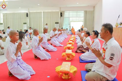 ภาพ No.216219:วันเสาร์ที่ 5 เมษายน พ.ศ. 2568 พิธีตัดปอยผม พิธีขอขมาผู้ปกครอง พิธีขอขมามอบผ้าไตร พิธีบรรพชา พิธีถวายบาตรสามเณร ณ ศูนย์ปฏิบัติธรรมและศูนย์อบรมเยาวชนเพชรบุรี ต.ท่าแลง อ.ท่ายาง จ.เพชรบุรี