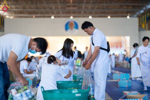 ภาพ No.92144:พิธีตักบาตร ในวันทอดกฐินสามัคคี ประจำปีพุทธศักราช 2566 วันอาทิตย์ต้นเดือนที่ 5 พฤศจิกายน พ.ศ. 2566 ณ สภาธรรมกายสากล วัดพระธรรมกาย จ.ปทุมธานี