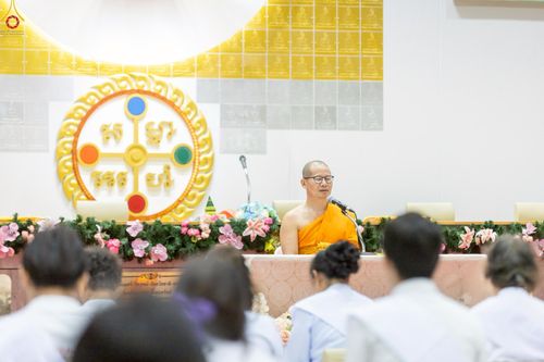 ภาพ No.249105:วันที่ 26-28 กันยายน พ.ศ. 2568 โครงการอบรม อุบาสกแก้ว อุบาสิกาแก้ว รุ่นที่ 3  ณ ศูนย์ปฏิบัติธรรมสมุทรปราการ ได้รับความเมตตาจากคณะสงฆ์ในพื้นที่  รวมถึงผู้บริหารสถานศึกษา ที่นำนักเรียนระดับมัธยมปลาย  มารับฟังข้อมูลเพื่อที่จะเป็นกำลังสำคัญ ในการเข้าร่วมขบวน