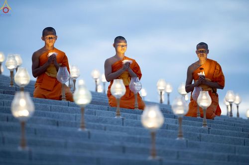 ภาพ No.241010:วันพุธที่ 27 สิงหาคม พ.ศ. 2568 พิธีจุดประทีป ในวันธรรมชัย ณ วัดพระธรรมกาย