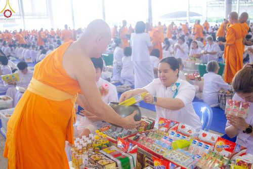 ภาพ No.136596:พิธีตักบาตร พิธีบูชาข้าวพระ ในวันอาทิตย์ต้นเดือนที่ 5 พฤษภาคม พ.ศ. 2567 ณ วัดพระธรรมกาย จ.ปทุมธานี