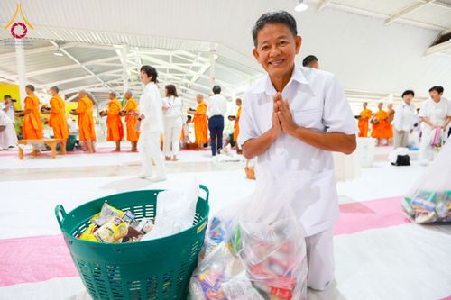 ภาพ No.61290:พิธีตักบาตรฉลองพระใหม่ รุ่นบูชาธรรมโครงการ 1-2 โครงการบรรพชาอุปสมบทหมู่ธรรมทายาท บูชาธรรมหลวงพ่อธัมมชโย 80 ปี ณ โถงช้างสำนักงานใหญ่ วัดพระธรรมกาย วันที่ 20 เมษายน พ.ศ. 2567