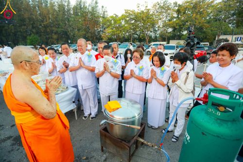 ภาพ No.110722:พิธีถวายภัตตาหารเป็นสังฆทาน แด่คณะพระธรรมยาตราฯ ในโครงการธรรมยาตรากตัญญูบูชา มหาปูชนียาจารย์ พระมงคลเทพมุนี(สด จนฺทสโร) พระผู้ปราบมาร อนุสรณ์สถาน 7 แห่ง ปีที่ 12 วันที่ 12 มกราคม พ.ศ. 2567 ณ อนุสรณ์สถานมหาวิหารพระมงคลเทพมุนี(โลตัสแลนด์) อ.สองพี่น้อง จ.สุ