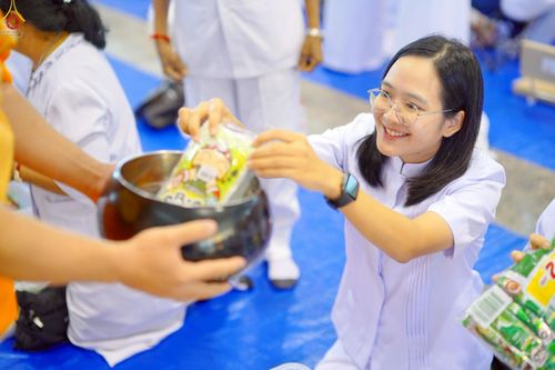 ภาพ No.243510:วันที่ 7 กันยายน พ.ศ. 2568 พิธีตักบาตร ข้าวสารอาหารแห้ง ในวันครูผู้ค้นพบวิชชาธรรมกาย ณ บ้านแก้วเรือนทองคุณยายฯ สภาธรรมกายสากล วัดพระธรรมกาย