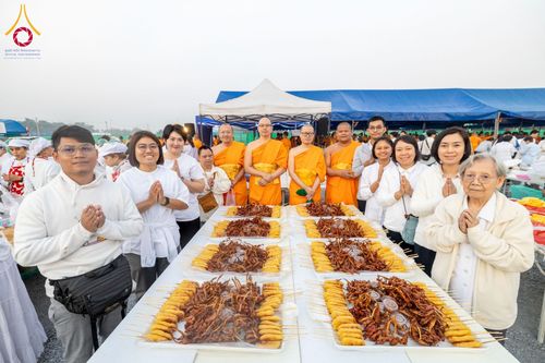 ภาพ No.199398:พิธีถวายภัตตาหารเป็นสังฆทาน แด่พระธรรมยาตรา ณ อนุสรณ์สถานบางปลา วัดบางปลา อำเภอบางเลน จังหวัดนครปฐม ในโครงการธรรมยาตรา กตัญญูบูชา มหาปูชนียาจารย์ พระมงคลเทพมุนี(สด จนฺทสโร) พระผู้ปราบมาร อนุสรณ์สถาน 7 แห่ง ปีที่ 13 วันที่ 22 มกราคม พ.ศ. 2568