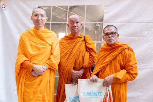 ภาพ No.249789:วันอาทิตย์ที่ 28 กันยายน พ.ศ. 2568 การปฏิบัติธรรมบูชาธรรม 108 ปี แห่งการบรรลุธรรมของหลวงปู่วัดปากน้ำ ได้จุดประทีปสันติภาพไปทั่วโลก และได้ร่วมเสวนาทางปัญญา เพื่อการขยายพระพุทธศาสนาวิชชาธรรมกายไปทั่วโลก  ในงาน HTC Newyork USA