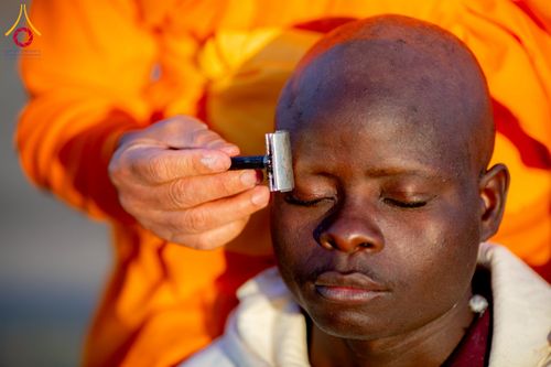 ภาพ No.231194:วันศุกร์ที่ 27 มิถุนายน พ.ศ. 2568 พิธีตัดปอยผมและพิธีปลงผมนาคธรรมทายาทแห่งทวีปแอฟริกา พ.ศ. 2568  โครงการบรรพชาอุปสมบทพระธรรมทายาทนานาชาติแห่งทวีปแอฟริกา ครั้งที่ 2 ณ วัดพระธรรมกายโจฮันเนสเบิร์ก สาธารณรัฐแอฟริกาใต้