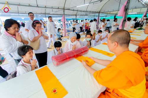 ภาพ No.201836:พิธีถวายภัตตาหารเป็นสังฆทาน แด่พระธรรมยาตรา ณ อนุสรณ์สถานบางปลา วัดบางปลา อำเภอบางเลน จังหวัดนครปฐม ในโครงการธรรมยาตรา กตัญญูบูชา มหาปูชนียาจารย์ พระมงคลเทพมุนี(สด จนฺทสโร) พระผู้ปราบมาร อนุสรณ์สถาน 7 แห่ง ปีที่ 13 วันที่ 26 มกราคม พ.ศ. 2568