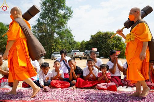 ภาพ No.129035:พระธรรมยาตราเดินธรรมยาตรา ณ ชุมชนรอบศูนย์ปฏิบัติธรรมภาคใต้ อ.บางกล่ำ จ.สงขลา วันที่ 10 มีนาคม พ.ศ. 2567