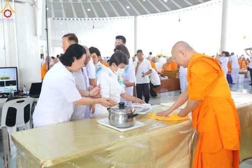 ภาพ No.162164:พิธีถวายภัตตาหารเมนูสวรรค์ เนื่องในวันออกพรรษา (ขึ้น 15 ค่ำ เดือน 11) วันพฤหัสบดีที่ 17 ตุลาคม พ.ศ. 2567 ณ หอฉันคุณยายอาจารย์ฯ วัดพระธรรมกาย