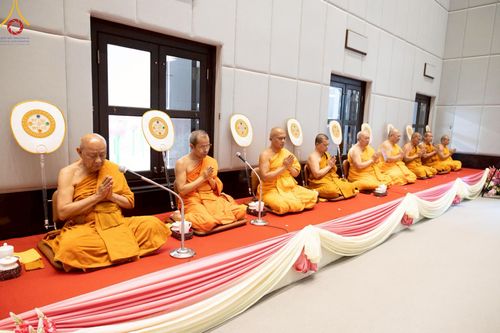 ภาพ No.214804:พิธีต้อนรับสัญญาบัตร พัดยศ พระราชวิเทศวชิรเวที (บัณฑิต วรปญฺโญ) เจ้าอาวาสวัดพระธรรมกายสกอตแลนด์ สหราชอาณาจักร ผู้ช่วยเจ้าอาวาสวัดพระธรรมกาย ณ อุโบสถพระไตรปิฏก วัดพระธรรมกาย