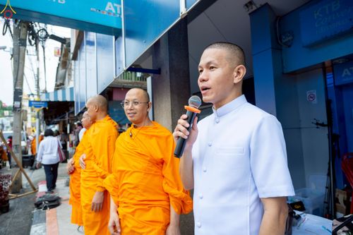 ภาพ No.245855:วันที่ 13-14 กันยายน พ.ศ. 2568 เจ้าหน้าที่ทุกสถานะ ทุกส่วนงาน ร่วมแรงร่วมใจ ปฏิบัติหน้าที่ เตรียมงาน เก็บงาน ตักบาตรพระ 555 รูป อ.เบตง จยะลา