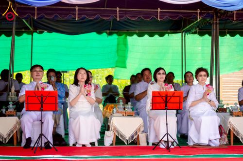 ภาพ No.255503:วันที่ 13 ตุลาคม พ.ศ. 2568 พิธีบรรจุพระบรมสารีริกธาตุ ผูกผ้า 7 สี เพื่อความเป็นสิริมงคล  และ ยกช่อฟ้า ประดิษฐานบนหลังคาอุโบสถวัดทุ่งเจริญธรรม ถวายบูชาธรรม 81 ปี หลวงพ่อธัมมชโย โดยคณะศิษยานุศิษย์ ณ วัดทุ่งเจริญธรรม อ.อมก๋อย จ.เชียงใหม่