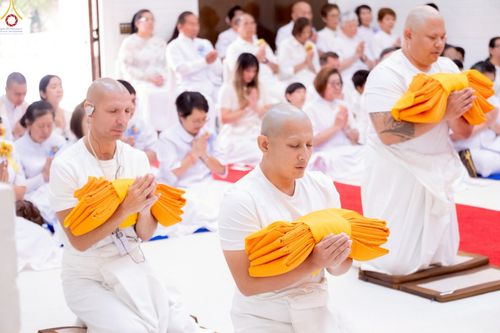 ภาพ No.252269:วันที่ 4-5 ตุลาคม พ.ศ. 2568  วัดพระธรรมกายแคลิฟอร์เนีย ประเทศสหรัฐอเมริกา ได้จัดพิธีตัดปอยผม โดยคณะสงฆ์ ญาติ ๆ และสาธุชน ให้กับนาคธรรมทายาท 8 ท่าน และได้จัดพิธีบรรพชา-อุปสมบท ฉลองพิธีทอดกฐินบรมจักรพรรดิ สร้างอุโบสถ 82 ปี บูชาธรรมหลวงพ่อธัมมชโย