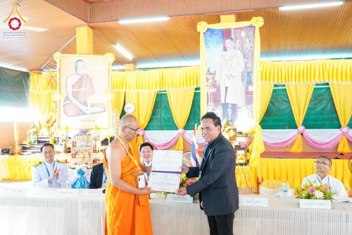 ภาพ No.146724:พิธีต้อนรับสัญญาบัตร พัดยศ ผ้าไตร ในโอกาสที่พระบาทสมเด็จพระเจ้าอยู่หัว ทรงพระกรุณาโปรดพระราชทานสัญญาบัตรตั้งสมณศักดิ์ พระวิมลศาสนวิเทศ (สำรวจ กมโล) เจ้าอาวาสวัดไทยนอร์เวย์ เป็นพระราชาคณะชั้นราช ในราชทินนามที่ “พระราชวชิรศาสนวิเทศ”