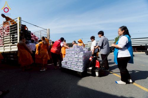 ภาพ No.273708:วันที่ 27 พฤศจิกายน พ.ศ. 2568 คณะศิษยานุศิษย์วัดพระธรรมกาย มูลนิธิธรรมกาย มอบอาหารและสิ่งของความช่วยเหลือให้พี่น้องชาวใต้ ผู้ประสบอุทกภัยน้ำท่วม