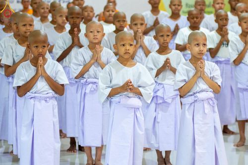 ภาพ No.59153:พิธีปลงผมและแห่นาคธรรมทายาท ในโครงการบรรพชาสามเณร ภาคฤดูร้อน เฉลิมพระเกียรติพระบาทสมเด็จพระเจ้าอยู่หัว เนื่องในโอกาส  พระราชพิธีมหามงคลเฉลิมพระชนมพรรษา 6 รอบ  ปลงผมนาคในวันที่ 21 เมษายน พ.ศ 2567 ณ วัดกลางธนรินทร์ (ธรรมอุทยานบ้านแป้ง)