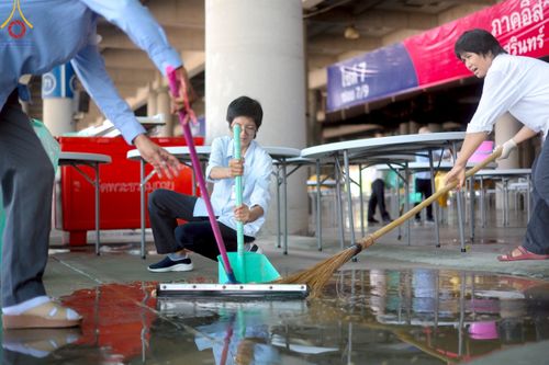 ภาพ No.220497:วันที่ 23-25 เมษายน พ.ศ. 2568 เจ้าหน้าที่และสาธุชนช่วยกัน รับบุญเก็บงานวันคุ้มครองโลก ณ วัดพระธรรมกาย