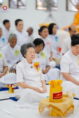 ภาพ No.160833:พิธีเจริญพระพุทธมนต์ และปิดแผ่นทองรูปเหมือน พระเดชพระคุณพระมงคลเทพมุนี (สด จนฺทสโร) พระผู้ปราบมาร จำนวน 3 องค์ วันเสาร์ที่ 5 ตุลาคม พ.ศ. 2567 ณ อาคารปลูกศรัทธา 2 (ชานชลาเดิม) วัดพระธรรมกาย อ.คลองหลวง จ.ปทุมธานี