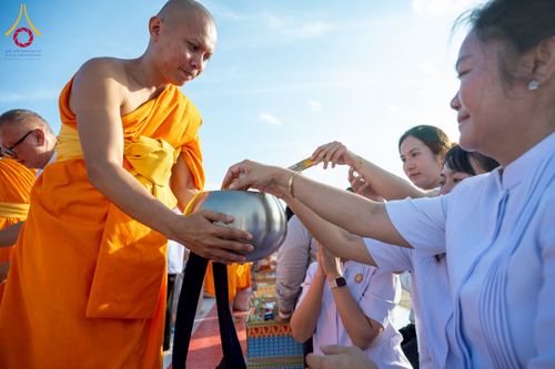 ภาพ No.250572:วันพุธที่ 8 ตุลาคม พ.ศ. 2568 พิธีตักบาตรเทโวโรหณะ ณ ลานธรรมปทุมรัตน์ธรรมเจดีย์ พุทธอุทยานนานาชาติ อ.โพนพิสัย จ.หนองคาย