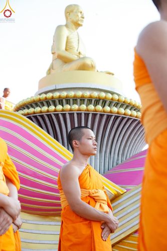 ภาพ No.201333:พระธรรมยาตราปฏิบัติธรรม และถ่ายภาพหมู่ประวัติศาสตร์ ณ อาคารธรรมยาตรา กตัญญูบูชามหาปูชนียาจารย์  ตรงข้ามวัดปากน้ำภาษีเจริญ จ.กรุงเทพมหานคร ในโครงการธรรมยาตรา กตัญญูบูชา มหาปูชนียาจารย์ พระมงคลเทพมุนี(สด จนฺทสโร) พระผู้ปราบมาร อนุสรณ์สถาน 7 แห่ง ปีที่ 13