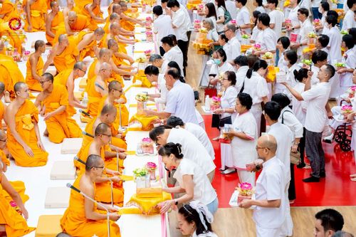 ภาพ No.239600:วันอาทิตย์ที่ 17 สิงหาคม พ.ศ. 2568 พิธีถวายคิลานเภสัช และอุปกรณ์ทางการแพทย์ แด่คณะสงฆ์ เนื่องในวันธรรมชัย ณ ห้องแก้วสารพัดนึก 2 สภาธรรมกายสากล วัดพระธรรมกาย