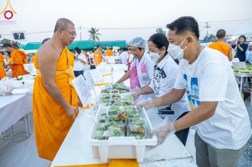 ภาพ No.109032:พิธีถวายภัตตาหารเป็นสังฆทาน แด่คณะพระธรรมยาตราฯ ในโครงการธรรมยาตรากตัญญูบูชา มหาปูชนียาจารย์ พระมงคลเทพมุนี(สด จนฺทสโร) พระผู้ปราบมาร อนุสรณ์สถาน 7 แห่ง ปีที่ 12 วันที่ 9 มกราคม พ.ศ. 2567 ณ อนุสรณ์สถานคลองบางนางแท่น  อ.สามพราน จ.นครปฐม