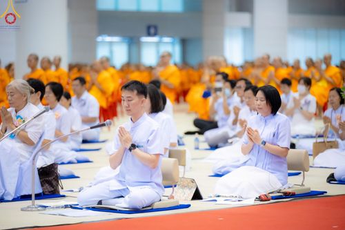 ภาพ No.146122:วันมหารำลึก ครั้งที่ 34 พิธีร่วมรำลึกถึงนักสร้างบารมีที่ล่วงลับไปแล้ว , พิธีสวดพระพุทธมนต์ ณ ห้องแก้วสารพัดนึก 1 วัดพระธรรมกาย วันเสาร์ที่ 27 กรกฎาคม พ.ศ. 2567