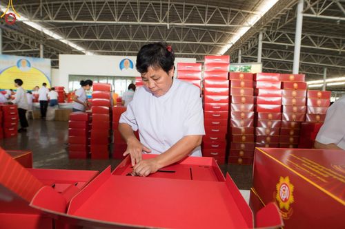 ภาพ No.212289:วันพุธที่ 19 มีนาคม พ.ศ. 2568 การบรรจุไทยธรรมลงกล่องสำเร็จ 43,500 กล่อง เพื่อถวายแด่พระสังฆาธิการ 40,000 กว่าวัดทั่วไทย ในวันคุ้มครองโลก 22 เมษายน พ.ศ. 2568 ณ บ้านแก้วเรือนทองคุณยายฯ วัดพระธรรมกาย