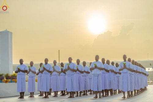 ภาพ No.216983:วันเสาร์ที่ 12 เมษายน พ.ศ. 2568 พิธีเวียนประทักษิณรอบพระมหาธรรมกายเจดีย์  พิธีวันทาเจดีย์ พิธีขอขมาและมอบผ้าไตร ในโครงการอุปสมบทหมู่ บูชาธรรมหลวงพ่อธัมมชโย, โครงการธรรมทายาท ระดับอุดมศึกษา รุ่นที่ 52 ,  โครงการบวชพระนานาชาติ AEC & WAB CEO รุ่นที่ 4 , ณ ว