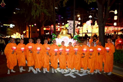 ภาพ No.229590:วันเสาร์ที่ 26 เมษายน พ.ศ. 2568 คณะพระภิกษุสามเณรในโครงการบรรพชาหมู่ 81 รูป  วัดภาวนาโซล ประเทศเกาหลีใต้ ได้ร่วมกับคณะสาธุชนคนไทยในเกาหลีใต้  ร่วมกันเดินขบวนอัญเชิญโคมดอกบัว  เพื่อบูชาแด่องค์สมเด็จพระสัมมาสัมพุทธเจ้า  ในงานเทศกาลวิสาขบูชานานาชาติ ประจำปี