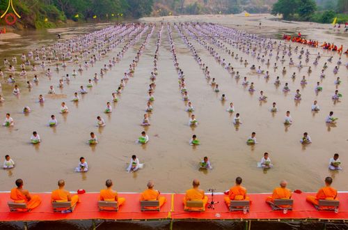 ภาพ No.63307:Photo Story  มหัศจรรย์วัดดงดินแดง Episode 1  พิธีปลงผมนาคธรรมทายาท  ในโครงการบรรพชาอุปสมบทหมู่ ฟื้นฟูพระพุทธศาสนาทั่วไทย วัดดงดินแดง ณ ลำน้ำแม่ตื่น อ.อมก๋อย จ.เชียงใหม่ วันที่ 2 เมษายน พ.ศ. 2567