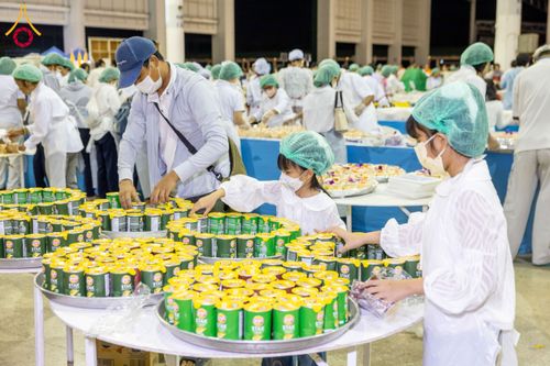 ภาพ No.202716:พิธีถวายภัตตาหารเป็นสังฆทาน แด่พระธรรมยาตรา ณ วัดพระธรรมกาย ตำบลคลองสาม อำเภอคลองหลวง จังหวัดปทุมธานี ในโครงการธรรมยาตรา กตัญญูบูชา มหาปูชนียาจารย์ พระมงคลเทพมุนี(สด จนฺทสโร) พระผู้ปราบมาร อนุสรณ์สถาน 7 แห่ง ปีที่ 13 วันที่ 28 มกราคม พ.ศ. 2568