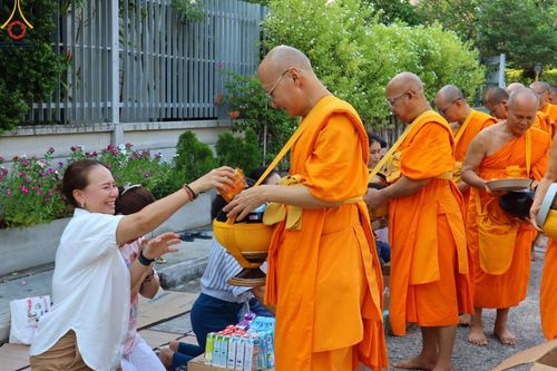 ภาพ No.136077:พระธรรมทายาท โครงการบวชพระนานาชาติ AEC & WAB ผู้บริหารรุ่นที่ 2 บิณฑบาต ณ หอฉันคุณยายอาจารย์ฯ เมืองแก้วมณี หมู่บ้านแก้วพุทธรักษา วันที่ 28 เมษายน พ.ศ. 2567