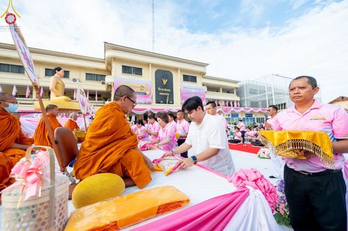 ภาพ No.150833:พิธีเจริญพระพุทธมนต์ และทำบุญตักบาตรแด่คณะสงฆ์ จำนวน 121 รูป เนื่องในโอกาสฉลองครบรอบ 120 ปี อำเภอคลองหลวง จังหวัดปทุมธานี เพื่อถวายเป็นพุทธบูชา ช่วยเหลือผู้ประสบความเดือดร้อนจากอุทกภัย และคณะสงฆ์ 323 วัด 4 จังหวัดชายแดนภาคใต้ วันเสาร์ที่ 31 สิงหาคม พ.ศ. 